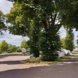 Der schön gelegene Campingplatz direkt im Ort