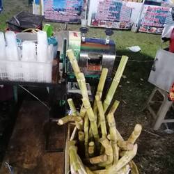 Das Getränk wird frisch aus Zuckerrohr gewonnen.