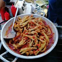 Frittierte Hühnerfüße. "Leider" zu scharf für uns.