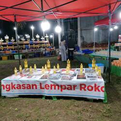 Ringewerfen für Erwachsene:Wer die Ölflasche trifft, gewinnt die Ölflasche.