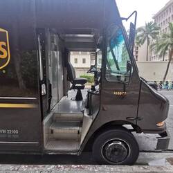 Z wozu UPS można (trzeba?) szybko wychodzić na dwie strony