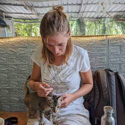 Pia und die Katze beim Frühstück 😊