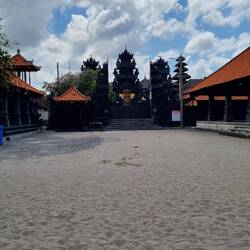 Tempel stehen hier auch an jeder Ecke!