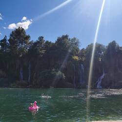 Abkühlung bei den Kravica Wasserfällen