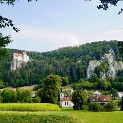 Gegenüber Burg Prunn