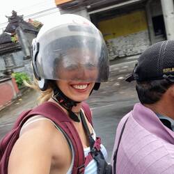 Mit dem Gojek 1h nach Ubud, die Fahrer wollen sich immer unterhalten. Man versteht aber kein Wort😂