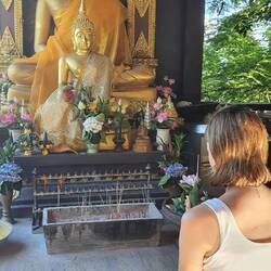 Beten mit Räucherkerzen und Blumen