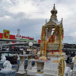 Geisterhaus vor einem großen Supermarkt
