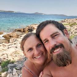 Happy am Naturstrand auf Zlarin