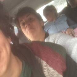 Taxifahrt zur Kirche... es wurde gestapelt und Sarah musste sich bei der Polizei unten verstecken