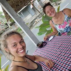 Stop im Warung, die Locals haben sich sehr gefreut und auch natürlich Fotos von uns gemacht😂