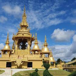 Goldener Tempel, welcher eine Kunstausstellung beinhaltet und zur weißen Tempelanlage dazugehört