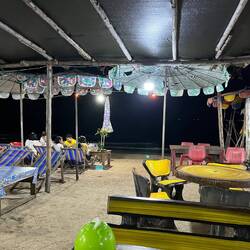 Strandbar bei Nacht