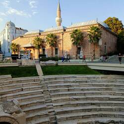 Dschumaja-Moschee, davor die Kurve des römischen Stadions