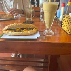 Banh mi und mango-passion fruit smoothie im lieblingsrestaurant 🫠