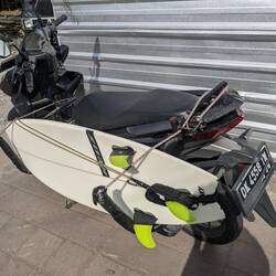 Ein kleines Surfbrett am Roller