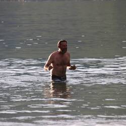 69° 23' N, weit nördlich vom Polarkreis schaffen wir es zum ersten mal auf dieser Reise ins Meer