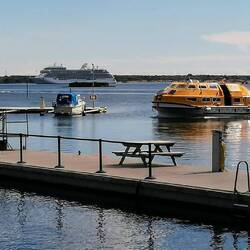 Ein Beiboot transportiert die Gäste eines Luxusdampfers