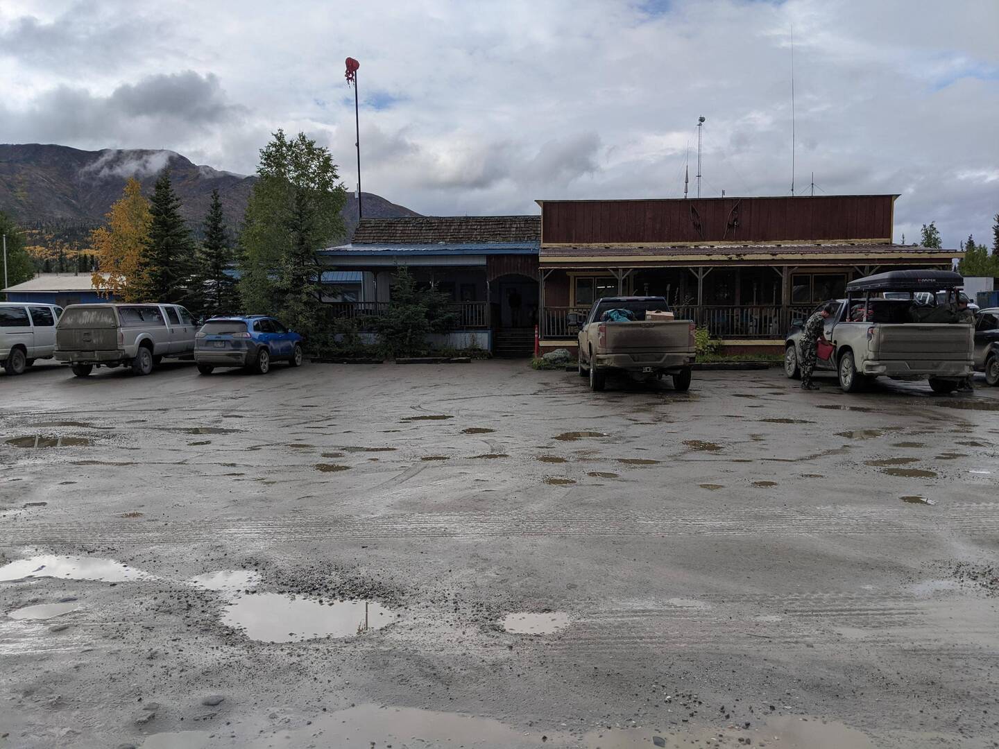 Coldfoot Camp - check-in and chow area