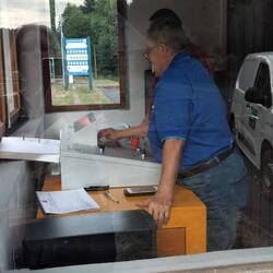 Peter wird jetzt Schleusenwärter. Erste Unterrichtsstunde ist absolviert.