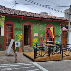 farbige Strasse mit vielen kleinen Restaurants