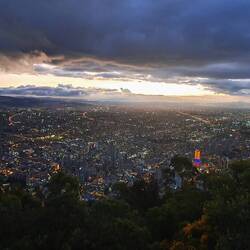 Blick über die Stadt Bogotá vom Monserrate bei Nacht