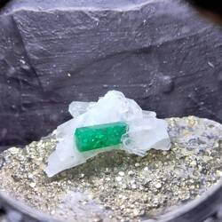 Emerald eingebettet im Quarz