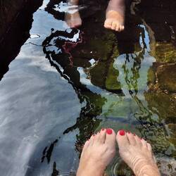 Fußbad in der eiskalten Quelle