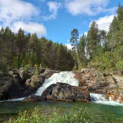 Der Ravadasköngäs-Wasserfall