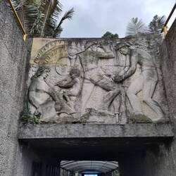 Minenarbeiter über dem Eingang in die Salzmine