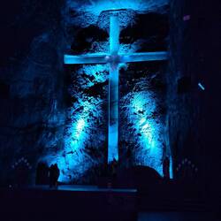 riesiges Kreuz hinter dem Altar