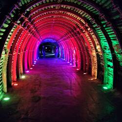 Eingangsbereich mit Licht insziniert