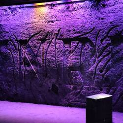 INRI in Salzgestein gemeisselt