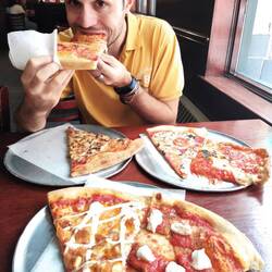 3 trocitos de pizza. Cada uno.