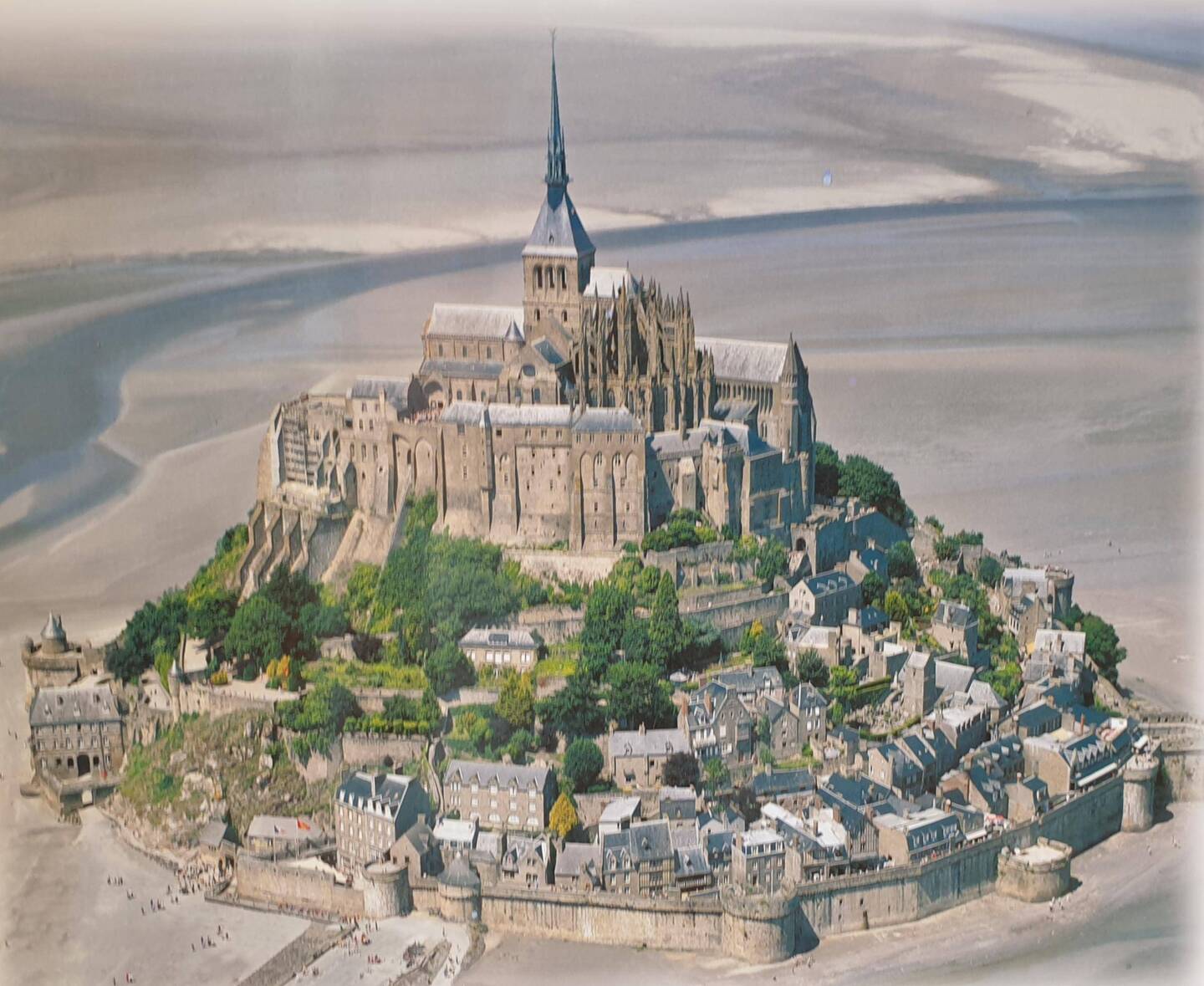 Abfotografiertes Luftbild: Le Mont-Saint-Michel bei Ebbe ...