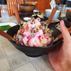 Shave Ice mit süßem Sirup und verschiedenen Toppings für ca. 2 Euro