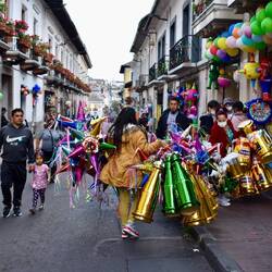 Straße im historischen Zentrum Quito - hier gibts Geburtstagsbedarf