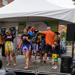 Gregor kicking Butt at a Festival in Chinatown/ Gregor verprügelt die Muay Thai Truppe
