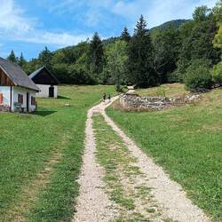 Auf dem Weg zur Hütte "Kosijev Dom na Vogarju"