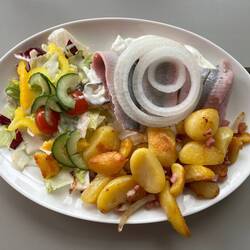 Matjes mit Bratkartoffeln und Hausfrauensoße