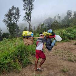 Die sogenannten "Porter" schleppen die Ausrüstung den ganzen Berg hoch mit Flip Flops + 40kg👀😳