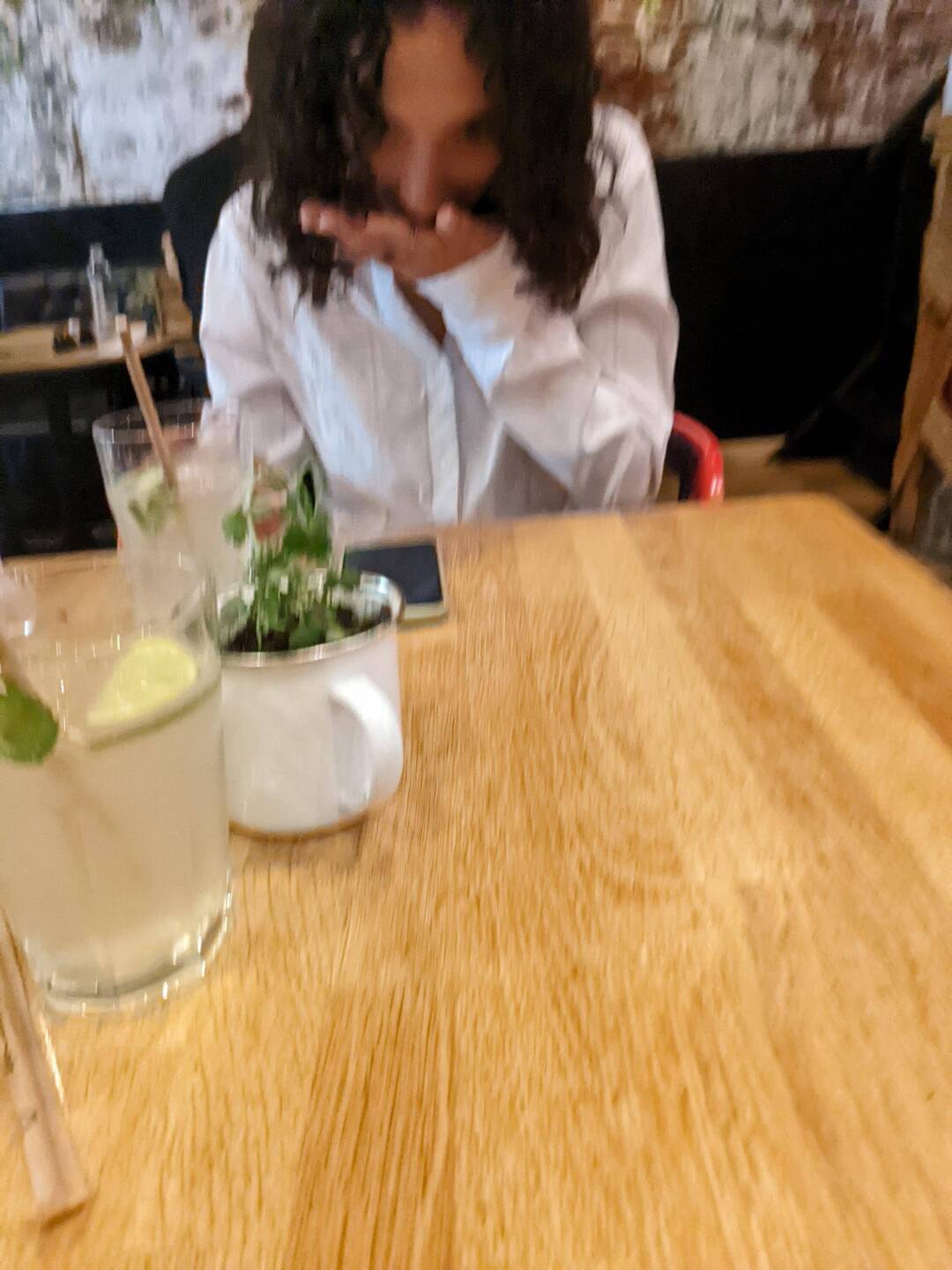 Elle mange sa main et garde l'autre pour demain