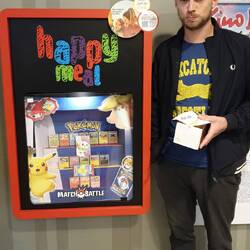 Alex bekommt kein Happy Meal, weil er zu dick geworden ist. Lisa tut so, als hätte es andere Gründe.