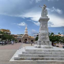 Camellón de los Mártires & Monumento Torre del Reloj