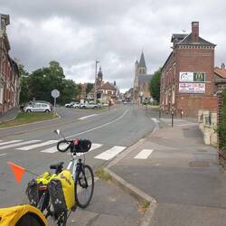 Montdidier (80), avec l'hôtel de ville et son beffroi, au fond à gauche