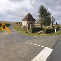 Chapelle dans la campagne, à 15 km de Beauvais