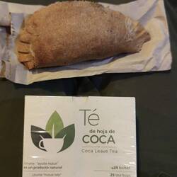 Empanada mit Aubergine und Kartoffeln (Vollkornteig) und Coca Tee