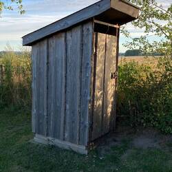 Trockentoilette mit Holzsitz