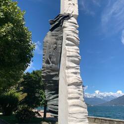 Monument dedicated to women silk weavers by Francesco Somaini