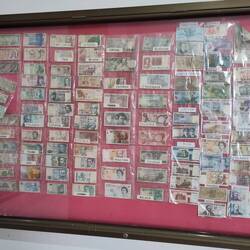 Verschiedenste Geldnoten der Welt